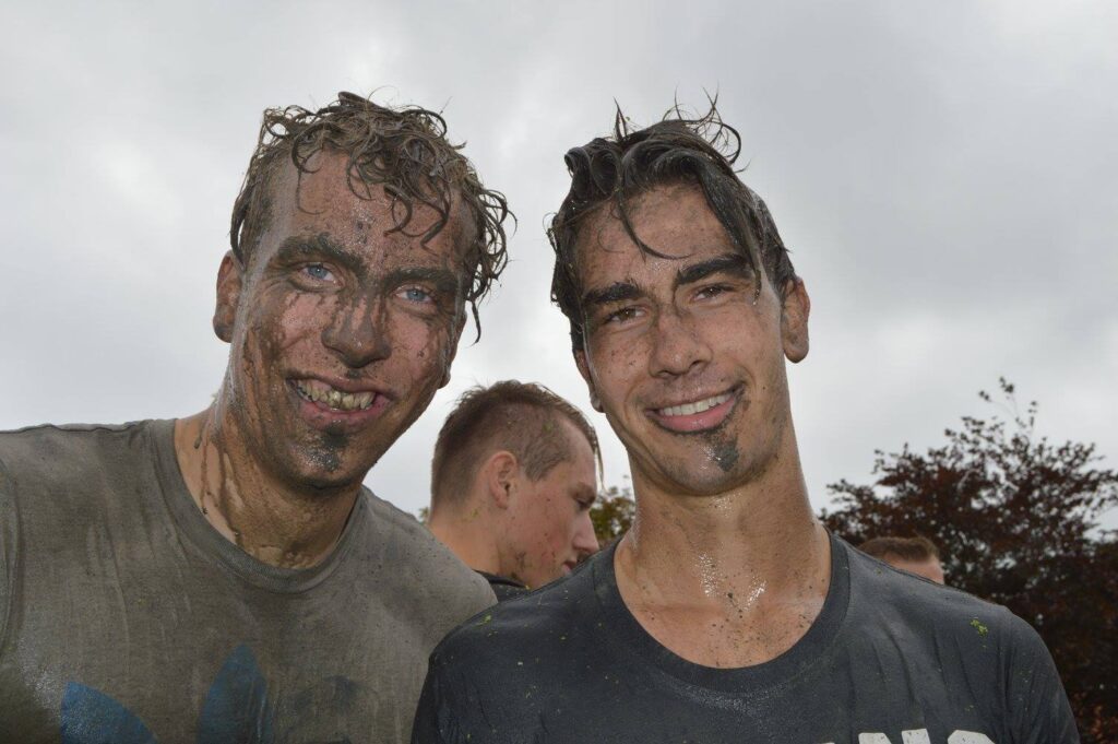 twee modderige gasten