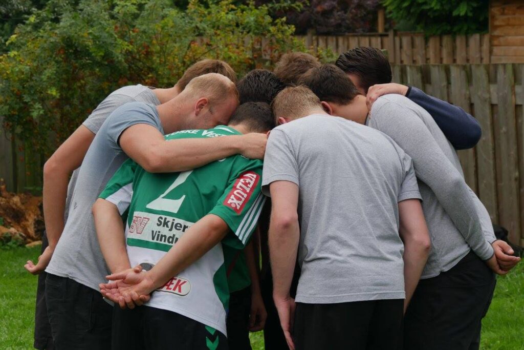 gasten met de koppen bij elkaar